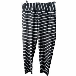 Live Well Lifestyles Black and White Striped leggings. EC. Size X-Large